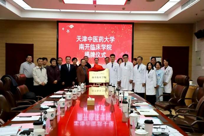 会议室里的人们AI 生成的内容可能不正确。